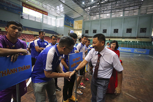 Organizer offering commemorative flags to teams 