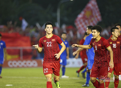 Tien Linh's brace helps Vietnam advance to semis