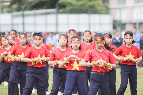 Children cheering for Vietnam U-22 before the semi-final