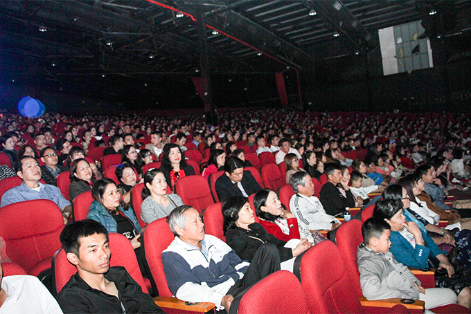 Around 6,000 people watching Miss Universe Vietnam 2019 final night at Crown Center