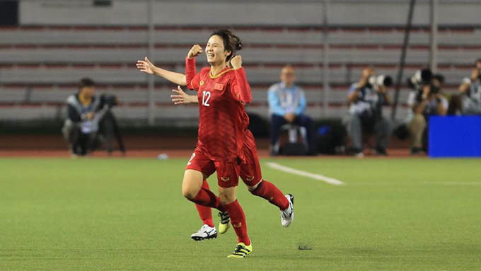 Hai Yen becomes hero of Vietnam team after scoring winning goal (Photo: Duc Cuong) 