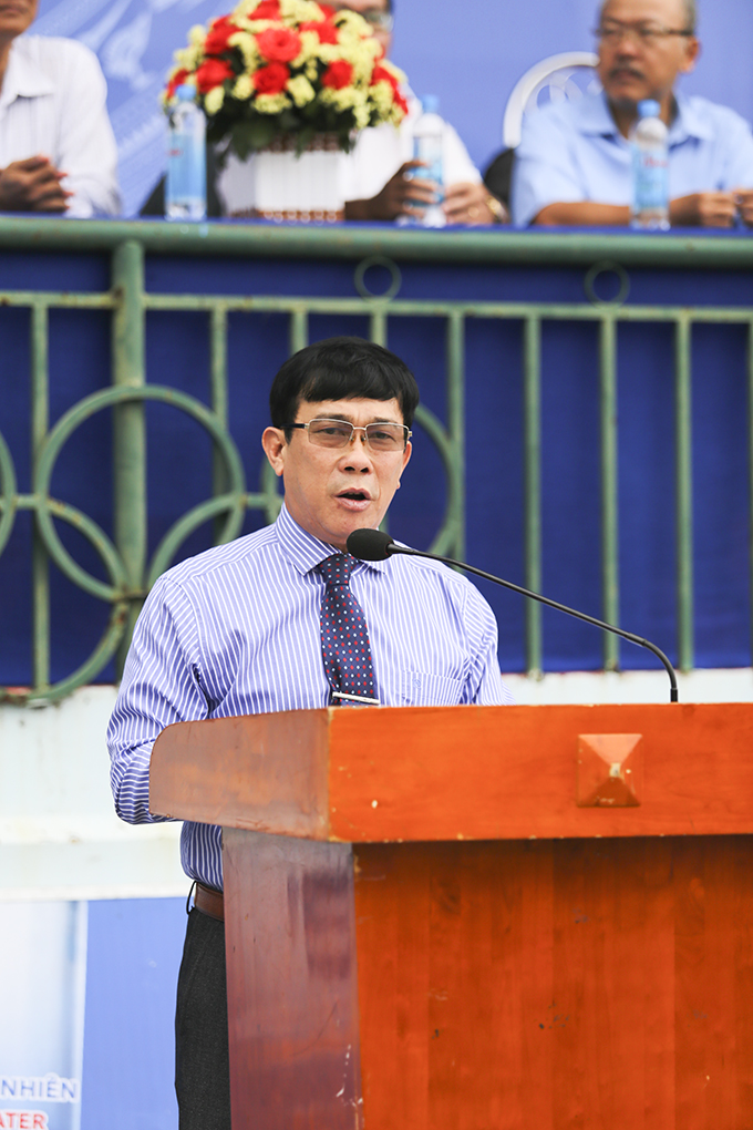 Leader of Nha Trang Education and Training Bureau speaking at opening ceremony