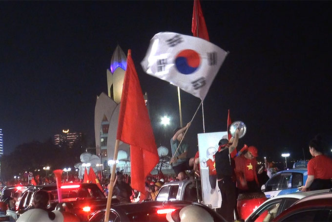 VIDEO: People in Nha Trang celebrate victory of Vietnam U22 men's football team