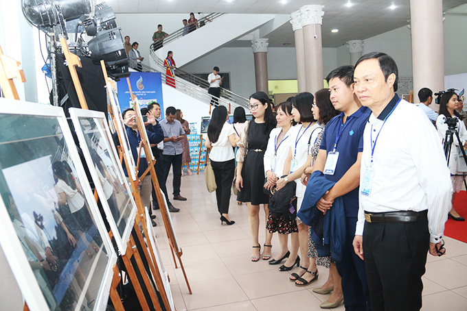 Photos of Vietnam's television workers displayed in Nha Trang