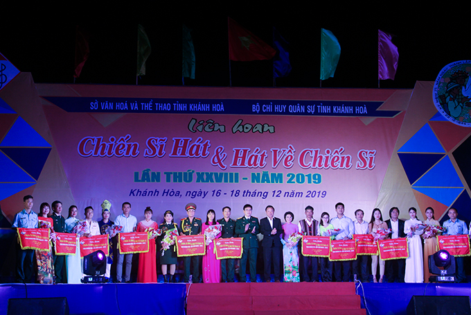 Representative of organization committee offering flowers to groups