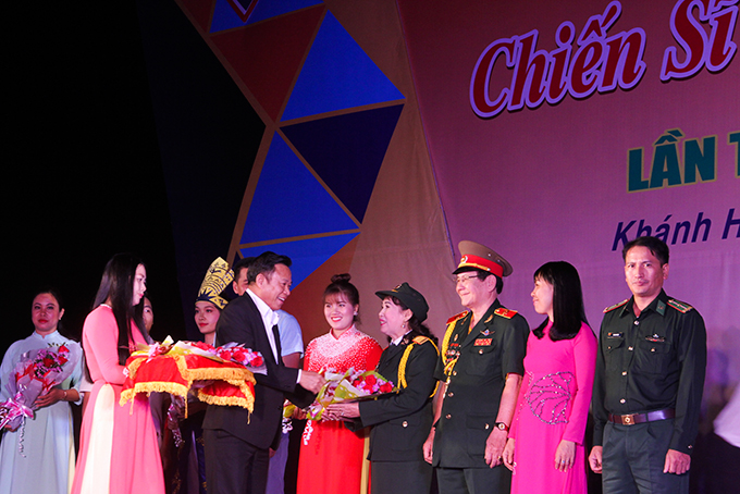 Representative of organization committee offering flowers to groups