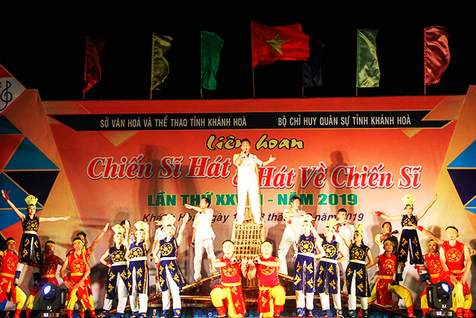 Praising Vietnamese soldiers