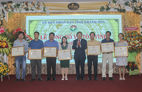 Le Huu Hoang presenting certificates of merit to excellent collectives and individuals