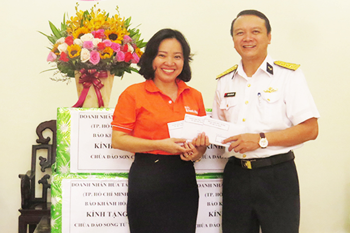 Gifts to 6 pagodas and children on Spratly Islands