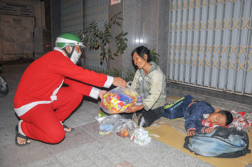 Christmas downtown volunteers reaching out to the homeless