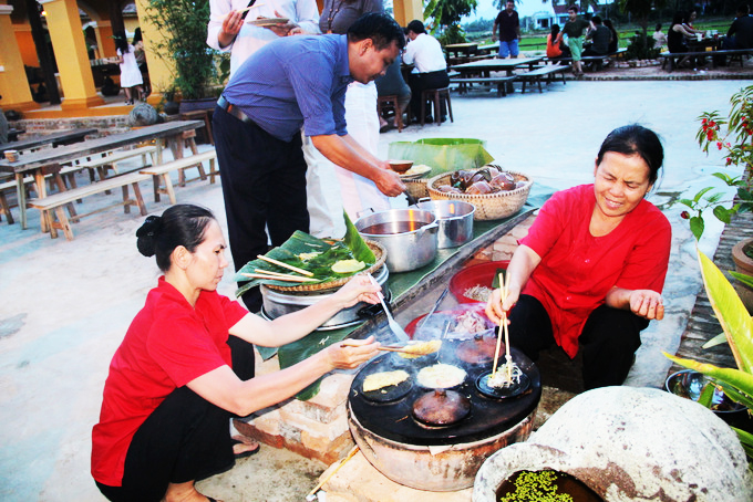 Banh xeo (Vietnamese pancakes) of Khanh Hoa Province is a favorite dish of many tourists.