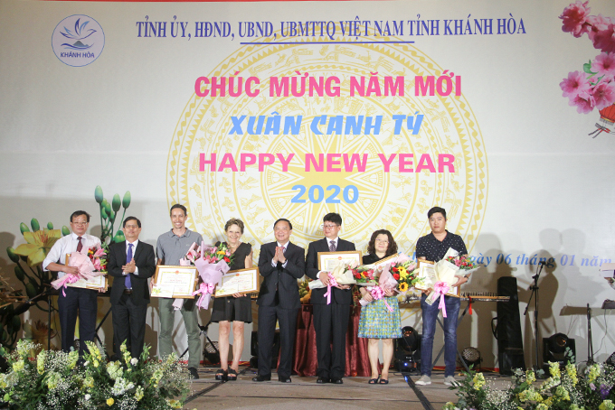 New Year meeting 2020 with foreign visitors and overseas Vietnamese
