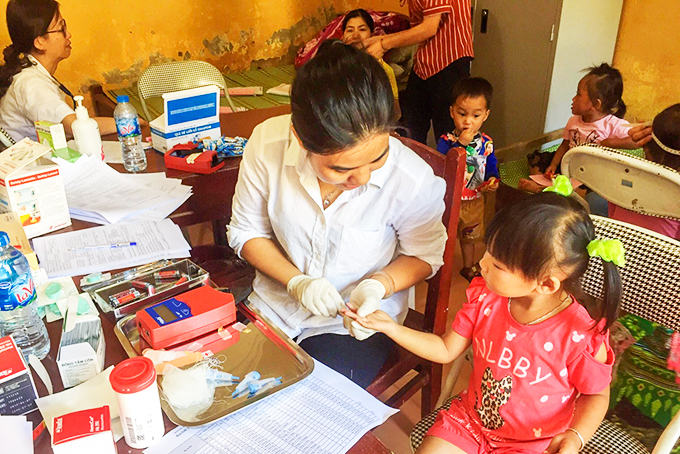 Medical check-ups for kids in Khanh Vinh District.