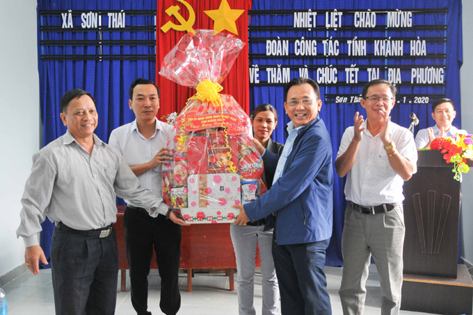 Provincial leader's New Year visit to Son Thai Commune