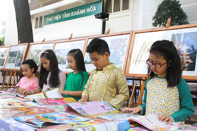 Young readers watching spring newspapers for children