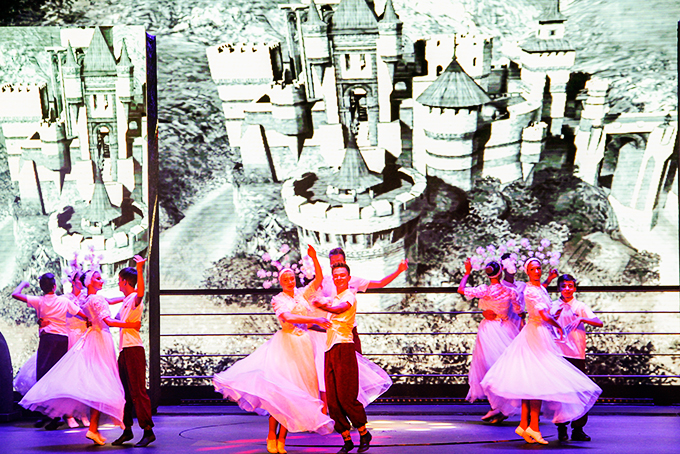 Artists of Rovesnik art group from Belarus perform in Nha Trang