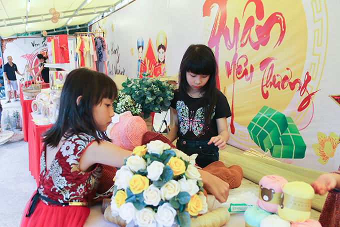 Children enjoy objects made of wool 