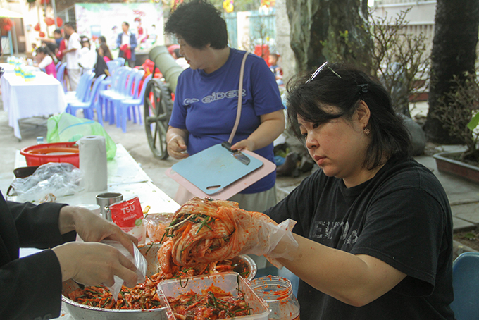 Korean women making kimchi