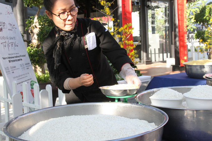 Weighing glutinous rice