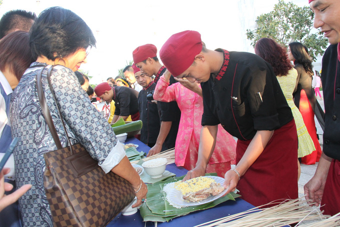 Champa Island staff teaching participants to wrap “Tét” cakes