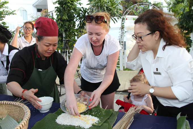 Russian tourist enjoy making “Tét” cake