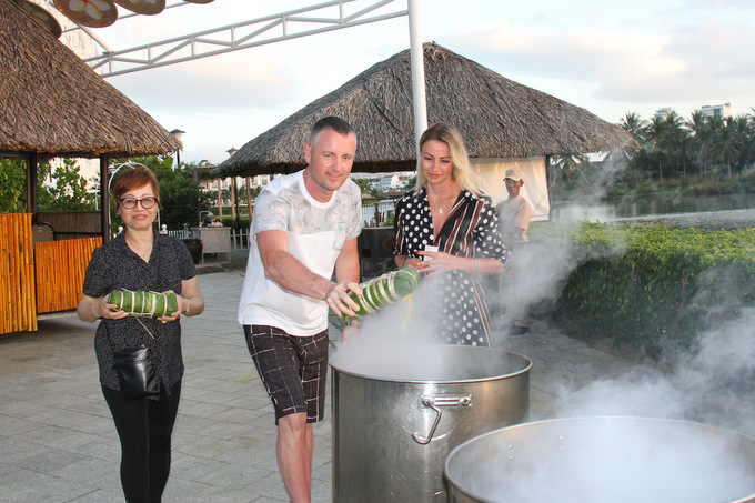 Putting “Tét” cakes into big pot