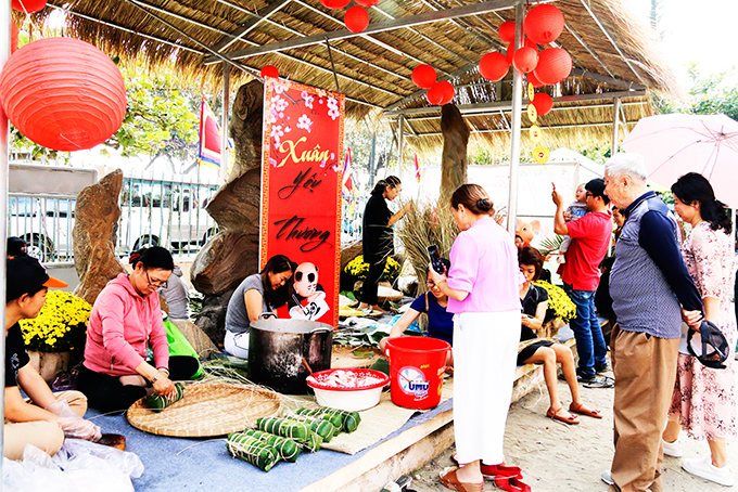 Making “Tét” cakes at Khanh Hoa museum