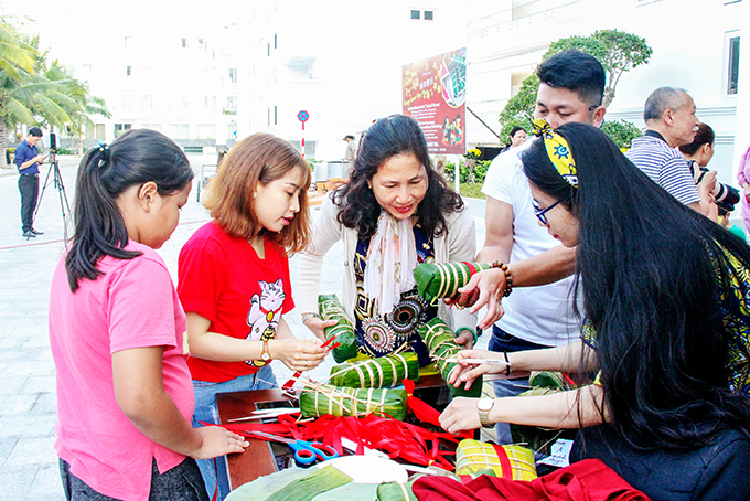 Guests packing Chung cake at Champa Island Nha Trang Resort