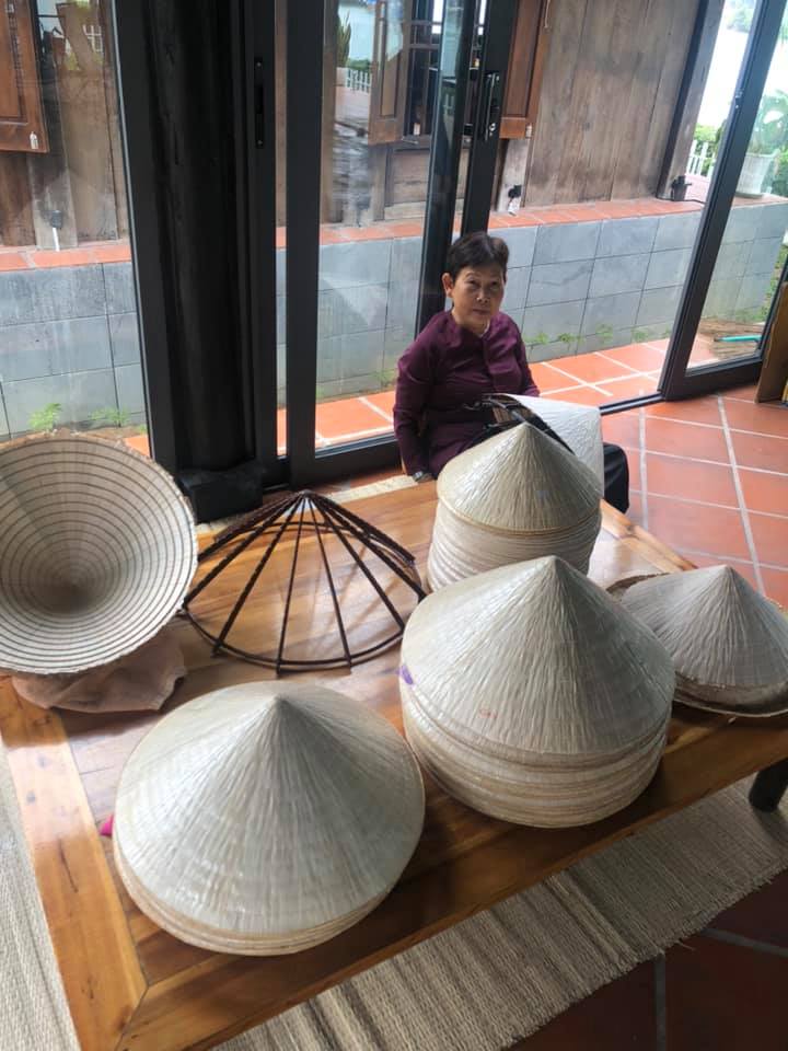 Making palm-leaf conical hat