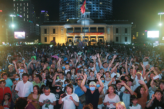 Thousands of locals and tourists gather at 2-4 Square on 2020 Lunar New Year’s Eve