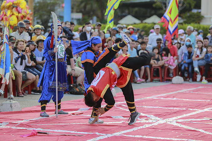 Human chess pieces performing martial art movements 