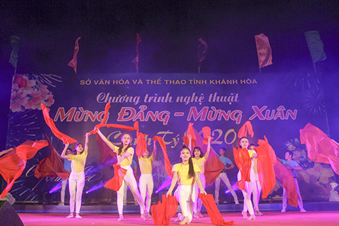 Performance of Hai Dang Song and Dance Troupe