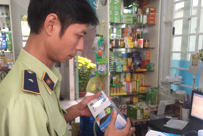 Market management staff inspecting a pharmacy in Nha Trang 