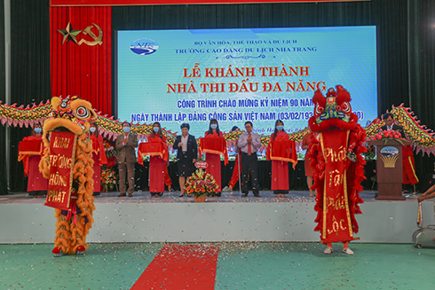 Representatives cutting ribbons inaugurating multifunction sports arena 