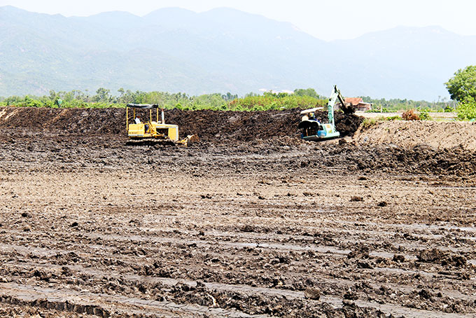 Making ponds to raise shrimps in Ninh Hoa