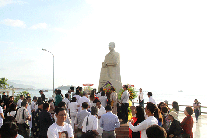 People commemorating Dr. Alexandre Yersin’s death anniversary at Yersin Park