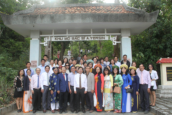 Leaders of Khanh Hoa Province and other attendees posing for photo at Dr. Alexandre Yersin’s tomb site