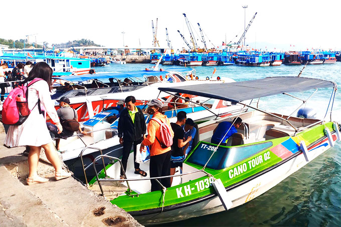 1,200 visitors take Nha Trang Bay tours at weekend