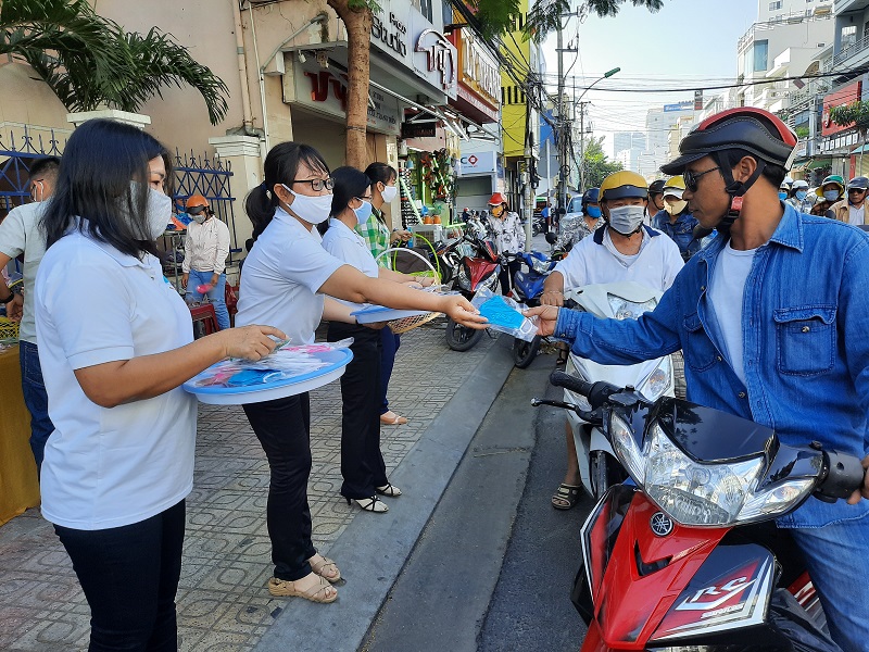Nha Trang City Women's Union delivers 2,000 cloth face masks to residents