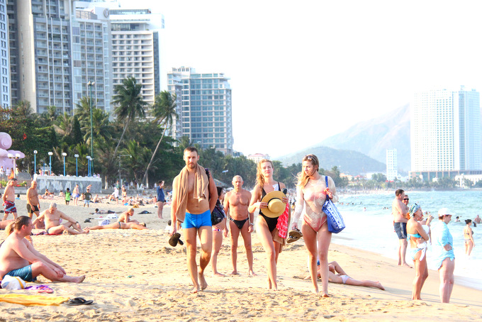 Russian tourists like Nha Trang beach very much