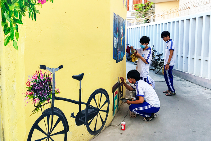 Beautifying living area with wall paintings