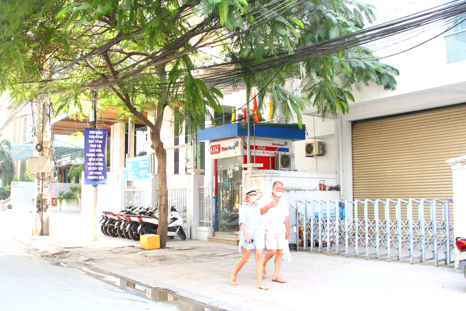 Some remaining foreign tourists in Nha Trang