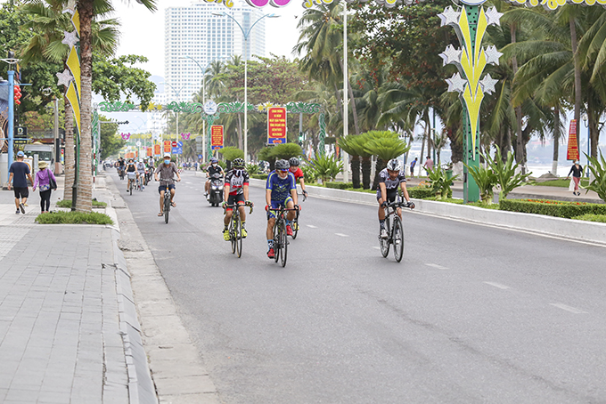 Numerous people in Nha Trang do exercise with sports bicycles 