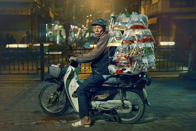 Photo of pet fish sold on motorbike in Vietnam wins American photography contest