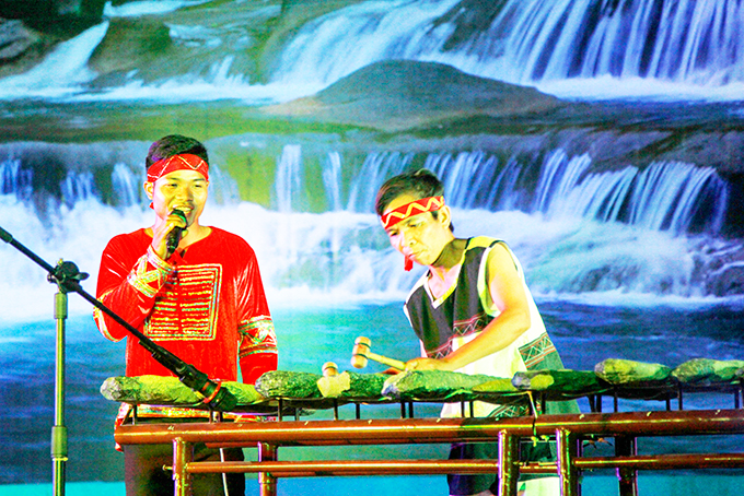 Restoring values of Khanh Son lithophone