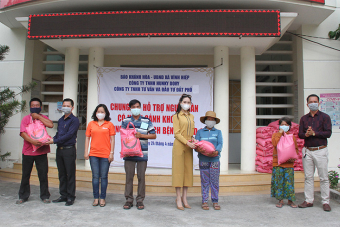 Khanh Hoa Newspaper and other sponsors donate 200 gifts to the needy
