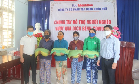 Khanh Hoa Newspaper and Phuc Son Group donate 600 gifts to the poor