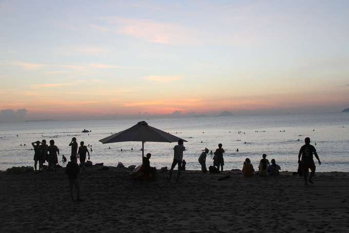 Many people go to beach at dawn