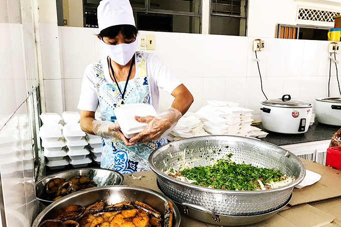 Charity kitchen delivers free food to struggling patients during COVID-19 pandemic