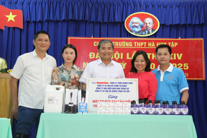 Offering automatic hand sanitizer dispensers and hand sanitizer to schools in Nha Trang